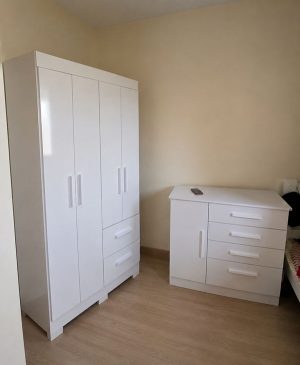 Kit Quarto Solteiro Guarda Roupa Estrella 4 Portas - Branco + Cômoda chicago - Branco