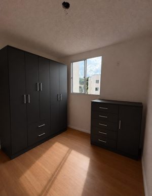 Combo Quarto Jamaica: Roupeiro Jamaica 6 Portas 2 Gavetas Preto + Comoda Miami 5 Gavetas 1 Porta Preto Fellicci