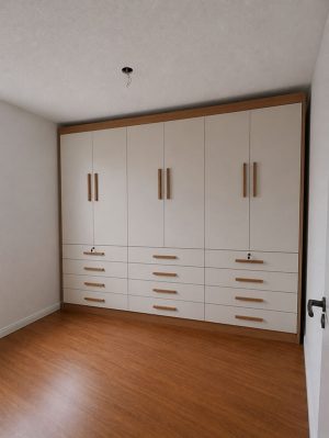 Roupeiro Mônaco 6 Portas 12 Gavetas Cinamomo/Off Larg. 2.40m D' Doro