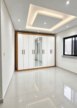 Guarda-Roupa 8 Portas Rubi 2.08 m(Com Espelho)Cinamono/Branco – CARIOCA MÓVEIS