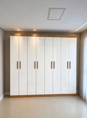 Guarda-Roupa 8 Portas Rubi 2,08 m(Sem Espelho)Cinamono/Branco – CARIOCA MÓVEIS