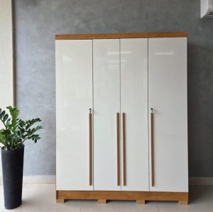 Guarda-Roupa Domus 4 portas com pés e chave – Cedro/Areia