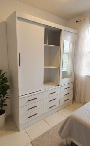 Roupeiro Sevilha 3P9G com Espelho Branco.Branco Carioca